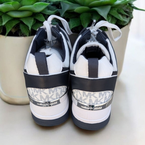 EUC Michael Kors Georgie Mixed-Media Trainer Size 7 Navy and White - Picture 3 of 8